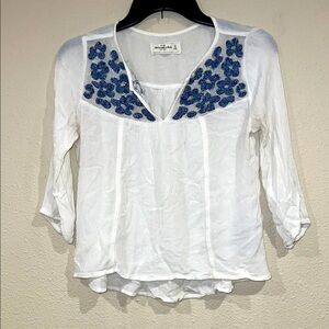 Abercrombie & Fitch White Embellished Blouse with Blue Embroidery boho style XS